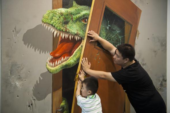 Vater und Sohn versuchen einen Tür zu schließen, vor der ein T-Rex steht