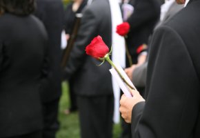Abschied nehmen - Menschen bei einer Beerdigung