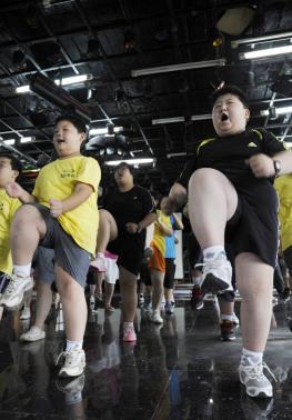 Adipöse Kinder beim Fitness-Training