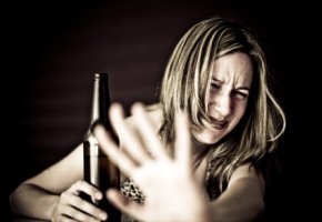 Alkoholpsychose - eine-junge Frau im Delirium Tremens