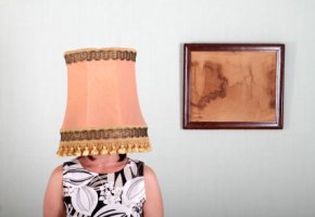 Alles eine Frage der Gewohnheit - Frau mit Lampenschirm auf dem Kopf