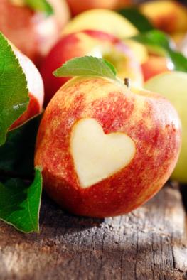 Ein Apfel mit einem ausgeschnittenen Herz