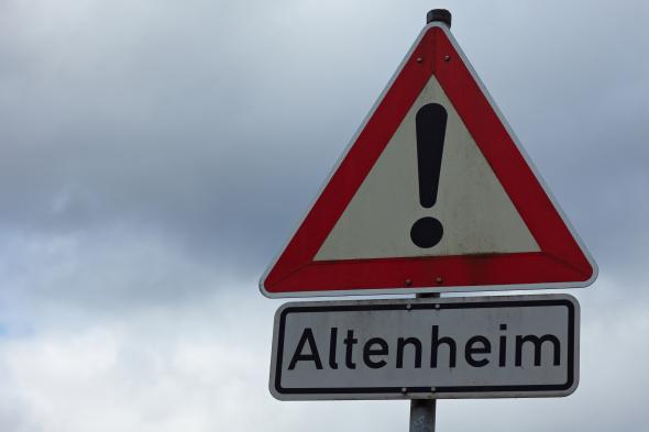Warnung vor einer Gefahrenstelle mit der Aufschrift: "Altenheim".