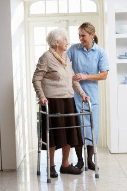 Altenpflegerin bei der Betreuung einer Patientin