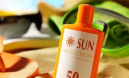Altersflecken bekämpfen - Sonnenschutzmittel mit hohem Lichtschutzfaktor
