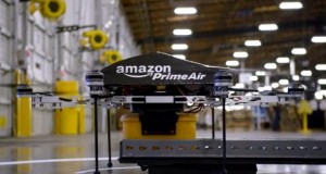 Prime-Air Bestellung - die Amazon-Drohne nimmt die Ware auf.