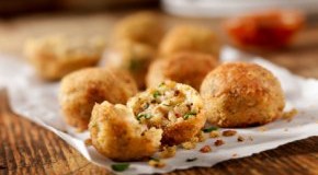Arancini - frittierte Risotto-Bälle mit Pilzen und Käse