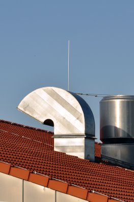 Ausgänge der Lüftungsanlage auf dem Dach