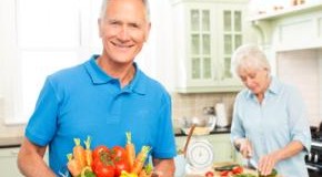Älteres Ehepaar bereit das Mittagessen in der Küche zu
