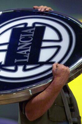 Handwerker trägt das Logo von Lancia auf der Schulter