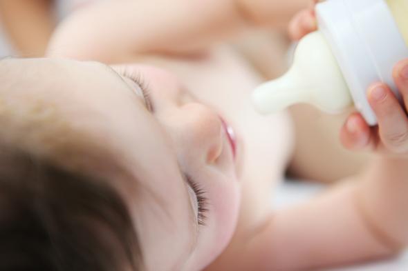 Säugling mit seiner Babyflasche