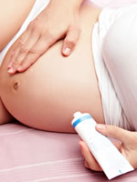 Schwangerschaftsstreifen: Den Bauch eincremen