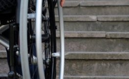 Behinderung - Rollstuhlfahrer vor einer Treppe