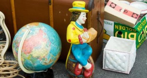 Antiques und Trödel - ein Globus Clownfigur und ein alter Koffer