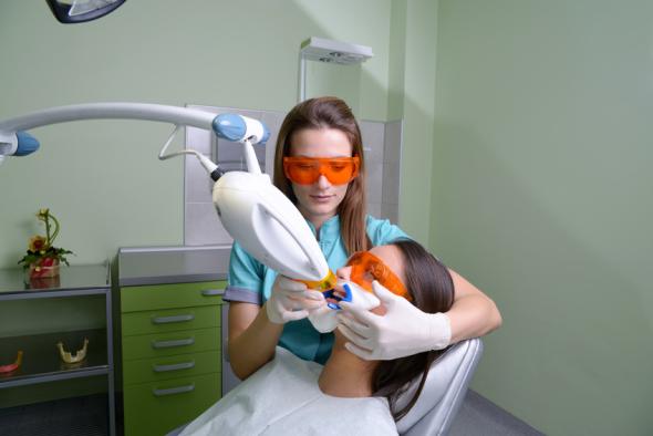 Bleaching bzw. Zahnaufhellung mit einem Laser.