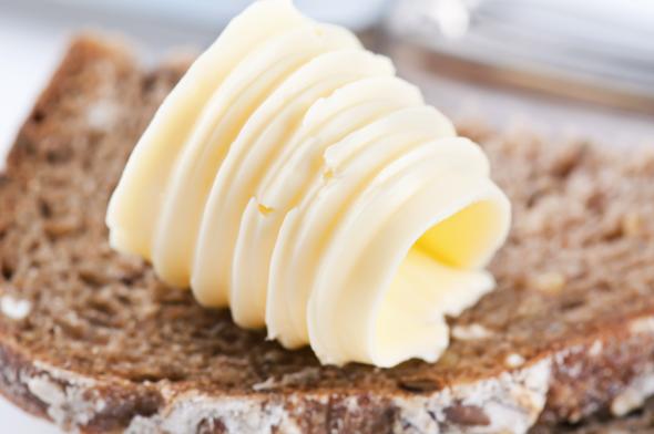 Zu viel Butter erhöht den Cholesterinspiegel.