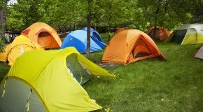Campingurlaub mit dem Zelt und Boot
