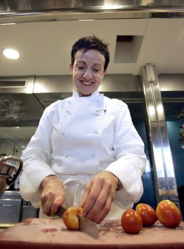 Carme Ruscalleda die katalanische Sterneköchin bei der Arbeit in der Restaurantküche