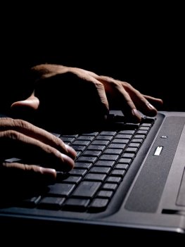 Cyberwar: ein Hacker bei der Arbeit
