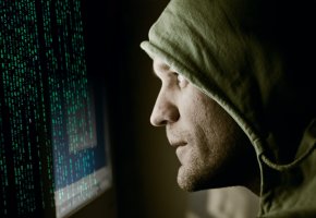 Cyberwar: Krieg im Internet; Hacker vor dem Bildschirm