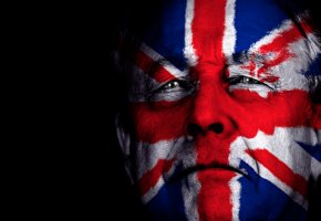 Das Commonwealth - ein alter Mann mit der britischen Flagge im Gesicht