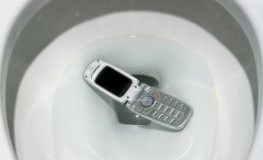 Das Handy landet in der Toilette