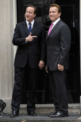 Ganz Staatsmännisch: David Cameron und Arnold Schwarzenegger vor Number 10 Downing Street London