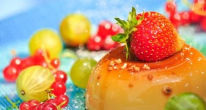 Leckeres Dessert - Panna Cotta mit Karamell-Soße und Früchten.