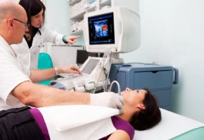 Diagnose Hashimoto Thyreoiditis - Untersuchung mit Ultraschall beim Arzt
