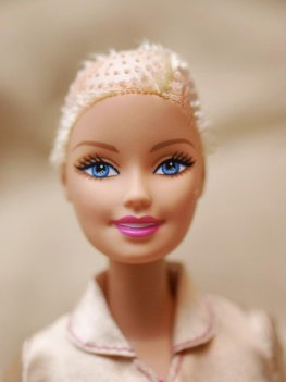 Die Barbie-Puppe ohne Haare und Glatze wird kommen