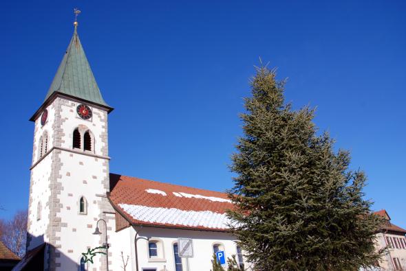Seitenansicht der Kirche in Falkau.