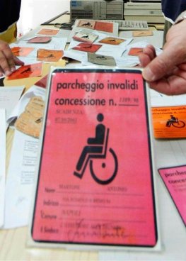 Die Polizei in Neapel zeigt gefälschte Behindertenausweise