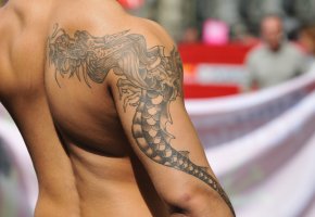 Drachen Tattoo auf dem Oberarm