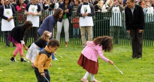 Präsident Obama mit Kindern beim Egg-Rolling.