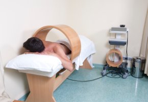 Ein Patient wird mit der Magnetfeldtherapie behandelt