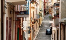 Nicht viel los: Eine leere Gasse in Mirabella auf Sizilien