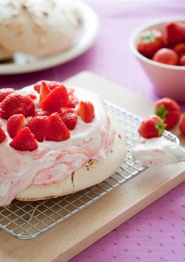 Eine Pavlova Torte mit frischen Erdbeeren
