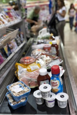 Einkauf von Ungesunden Lebensmittel im Supermarkt