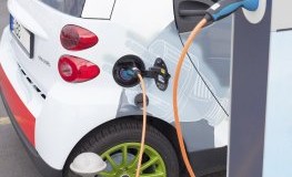 Elektrofahrzeug an der Tankstelle - sind Elektroautos tatsächlich so umweltfreundlich?