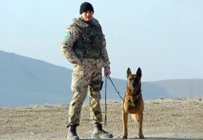 Elite-Soldat und Hundeführer Robert Sedlatzek-Müller in Afghanistan