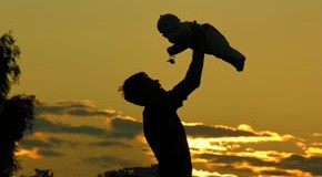Elternschaft: Vater mit seinem Baby