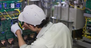 Japanischer Elektriker arbeitet an einem elektrischen Schaltkasten