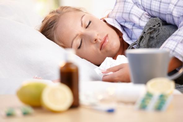 Viel Schlaf und Vitamin C kann eine Erkältung besiegen.