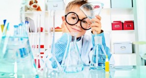 Ein Junge macht ein paar Experimente in einem Labor.