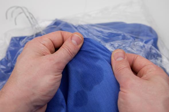 Mängel: Fleck im Hemd nach der Textilreinigung.