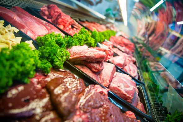 Fleischtheke einer Metzgerei: die Deutschen essen mehr Fleisch als je zuvor.