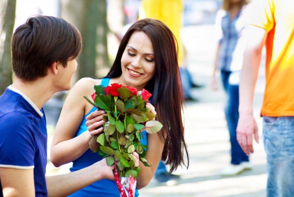 Ein Blumenstrauß verschafft beim Dating klare Flirtvorteile.