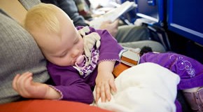 Flugreise: Mutter mit Baby