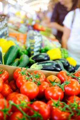 Gemüsetheke im Supermarkt - Rohkost kann gefährlich werden, wenn es nicht ausreichend gekocht wird.