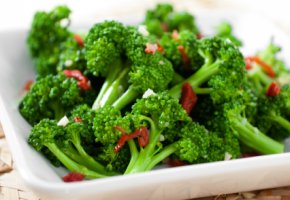 Gesundes Gemüse - Broccoli mit sonnengetrockneten Tomaten